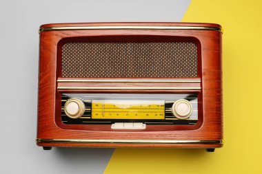 Renkli arkaplanda klasik radyo alıcısı