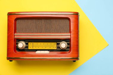 Renkli arkaplanda klasik radyo alıcısı