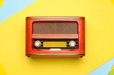 Renkli arkaplanda klasik radyo alıcısı