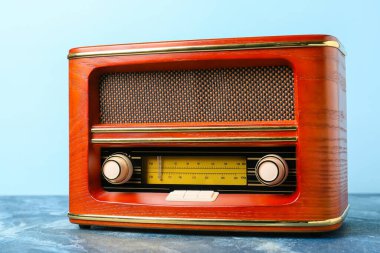 Renkli arkaplanda klasik radyo alıcısı