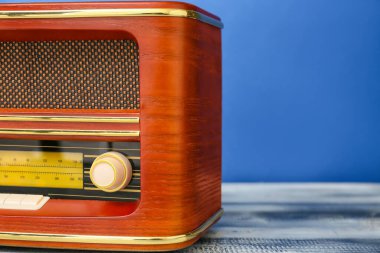 Masanın üzerindeki radyo alıcısı renk arkaplanına karşı