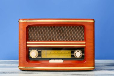 Masanın üzerindeki radyo alıcısı renk arkaplanına karşı