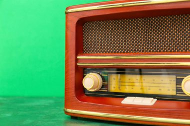 Renkli arkaplanda klasik radyo alıcısı