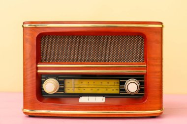 Renkli arkaplanda klasik radyo alıcısı