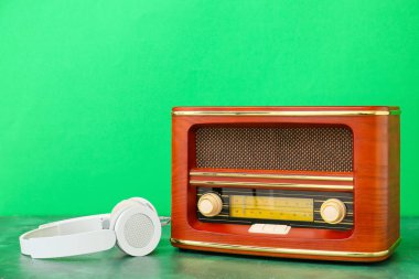 Renkli kulaklıklı Retro radyo alıcısı