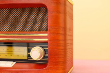 Renkli arkaplanda klasik radyo alıcısı