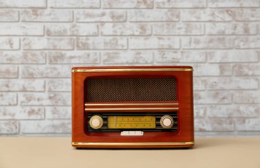 Odadaki eski radyo alıcısı.