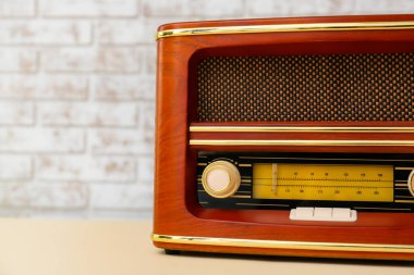 Odadaki eski radyo alıcısı.
