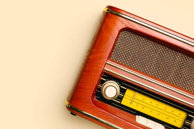 Işık arkaplanındaki Retro radyo alıcısı