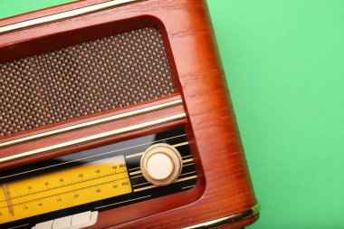 Renkli arkaplanda klasik radyo alıcısı