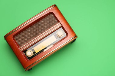 Renkli arkaplanda klasik radyo alıcısı