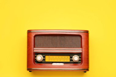 Renkli arkaplanda klasik radyo alıcısı