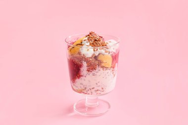 Keten tohumlu lezzetli tatlı ve arka planda bardakta yoğurt.