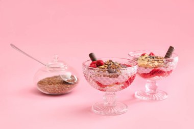 Keten tohumlu lezzetli bir tatlı ve arka planda gözlüklü yoğurt.