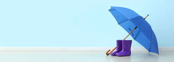 Pareja Botas Lluvia Goma Paraguas Sobre Fondo Color Con Espacio — Foto de Stock