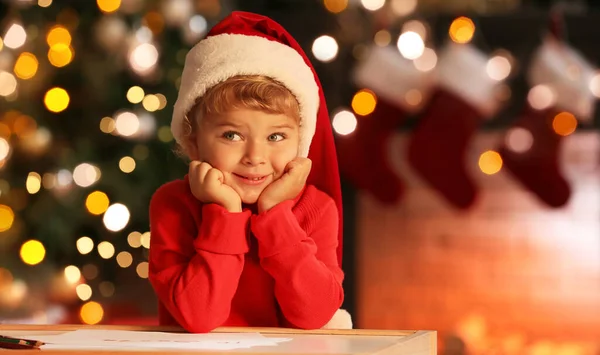 Netter Kleiner Junge Schreibt Brief Den Weihnachtsmann Hause — Stockfoto