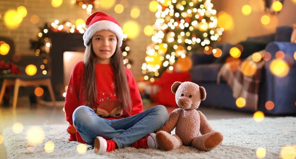 Menina Bonito Com Brinquedo Casa Véspera Natal — Fotografia de Stock