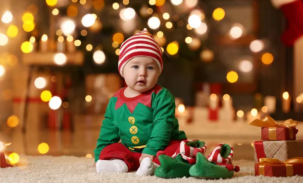 Bebê Bonito Traje Elfo Com Presentes Casa Véspera Natal — Fotografia de Stock