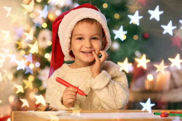 Милий Маленький Хлопчик Пише Листа Санти Вдома Напередодні Різдва — стокове фото