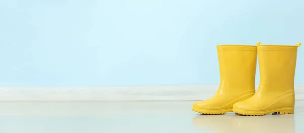 带文字空间的彩色背景橡胶雨靴 — 图库照片