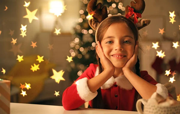 Menina Bonito Casa Véspera Natal — Fotografia de Stock