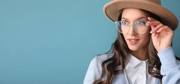 Stilvolle Junge Frau Herbstkleidung Auf Farbigem Hintergrund Mit Platz Für — Stockfoto