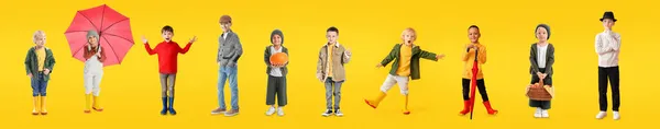 Група Стильних Маленьких Хлопчиків Осінньому Одязі Жовтому Тлі — стокове фото