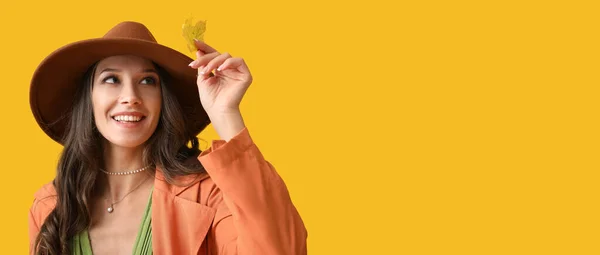 Stilvolle Junge Frau Herbstkleidung Und Mit Blatt Auf Farbigem Hintergrund — Stockfoto