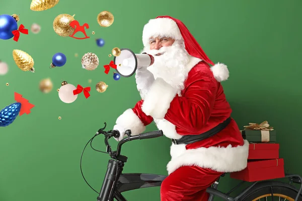 Papai Noel Com Megafone Bicicleta Fundo Verde — Fotografia de Stock
