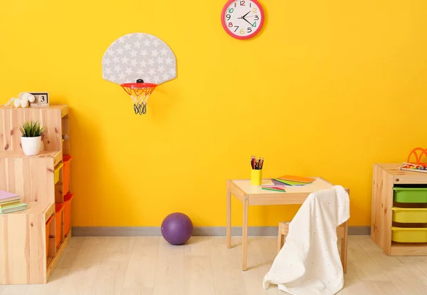 Stilvolles Interieur Des Modernen Kinderzimmers Mit Gelber Wand — Stockfoto