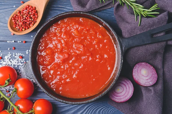 Sartén Con Salsa Tomate Orgánica Sobre Fondo Madera — Foto de Stock