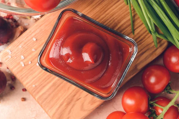 Schüssel Mit Bio Tomatensauce Auf Dem Tisch — Stockfoto