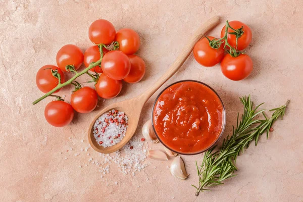 Schüssel Mit Bio Tomatensauce Und Zutaten Auf Farbigem Hintergrund — Stockfoto