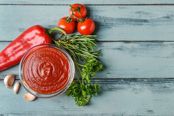 Miska Organicznym Sosem Pomidorowym Składnikami Stole — Zdjęcie stockowe