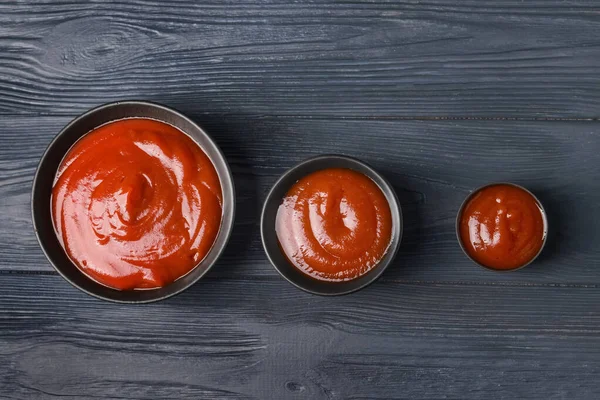 Cuencos Con Salsa Tomate Orgánica Sobre Fondo Madera Oscura — Foto de Stock
