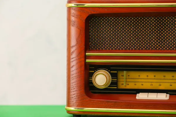 Işık arkaplanındaki Retro radyo alıcısı