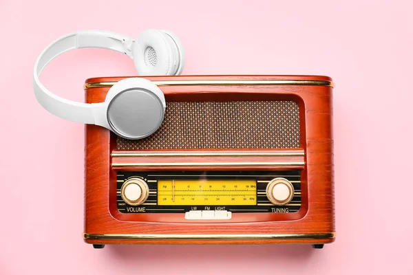 Récepteur Radio Rétro Avec Écouteurs Sur Fond Couleur — Photo