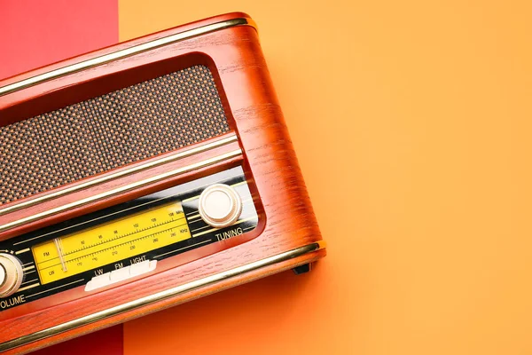 Renkli arkaplanda klasik radyo alıcısı