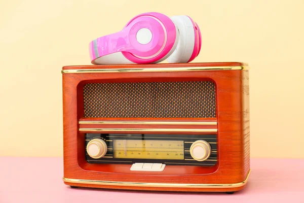 Retro Radio Receiver Headphones Color Background — Stock Photo, Image