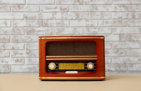 Vintage Ραδιόφωνο Δέκτη Στο Τραπέζι Στο Δωμάτιο — Φωτογραφία Αρχείου