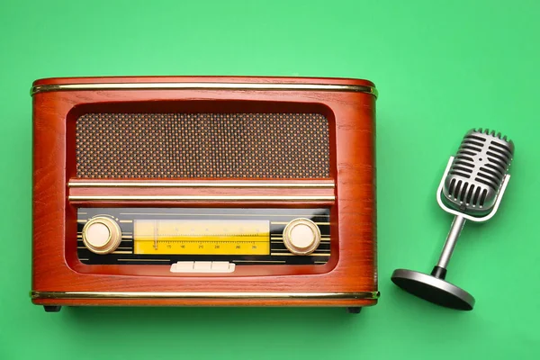 Ricevitore Radio Retrò Con Microfono Sfondo Colori — Foto Stock