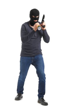 Beyaz arka planda el feneri ve silahı olan bir erkek suçlu.