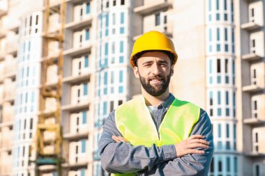 Açık havada inşaat işçisi.