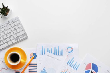 Bir fincan kahve ve beyaz arka planda bilgisayar klavyesi.