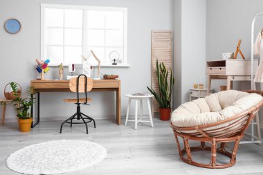 Modern dikiş makinesi ve atölyedeki ipliklerle terzinin işyeri