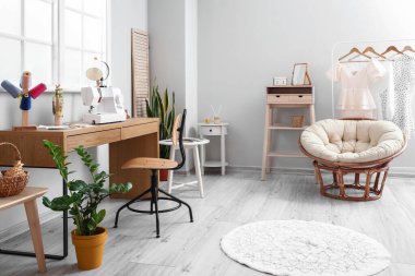 Modern dikiş makinesi ve atölyedeki ipliklerle terzinin işyeri