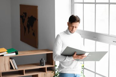 Office belgelerinde ile çalışan adam