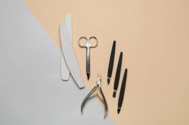 Renk arkaplanındaki manikür araçları