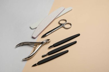 Renk arkaplanındaki manikür araçları