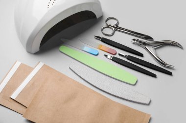 Işık arkaplanındaki manikür kiti